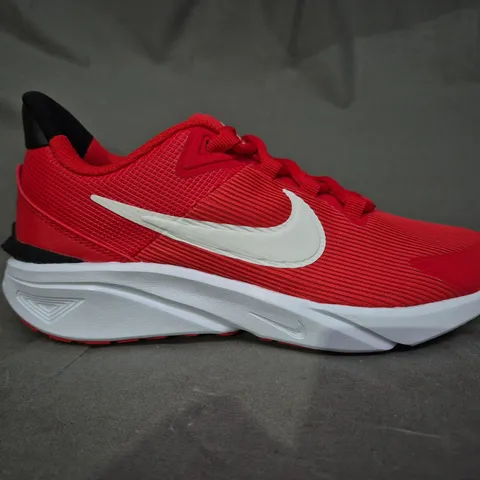 BOXED PAIR OF NIKE STAR RUNNER 4 NN TRAINERS IN RED - UK SIZE 4.5