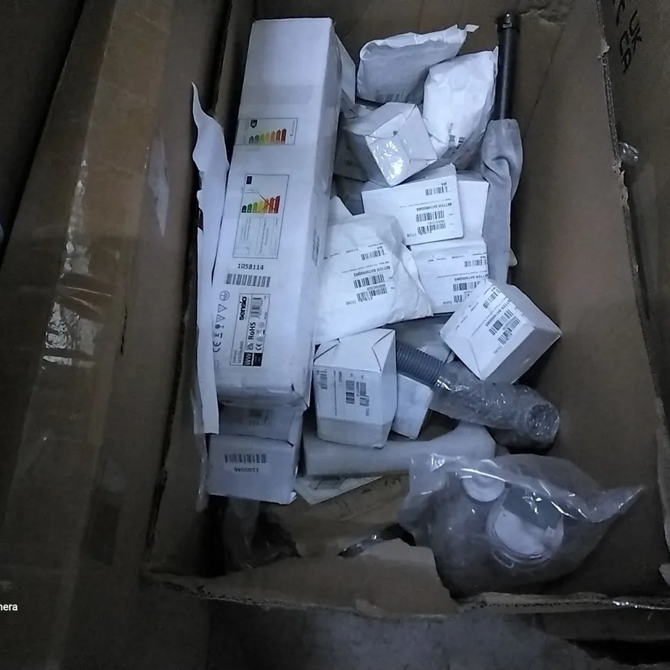 BOX OF APPROXIMATELY 20 ASSORTED BATHROOM ITEMS TO INCLUDE A THERMOSTATIC ANGLED RADIATOR VALVE, BASIN WASTE WITH COVER AND A PENDANT LIGHT