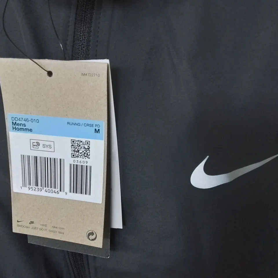 NIKE BLACK PACKABLE ZIP THROUGH RAIN JACKET - M