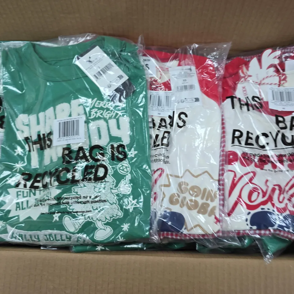 APPROXIMATELY 20 ASSORTED CLOTHING ITEMS IN VARIOUS SIZES, COLOURS & STYLES TO INCLUDE CHRISTMAS RAGLAN PJ SETS, SHORT SLEEVE TEES, ETC