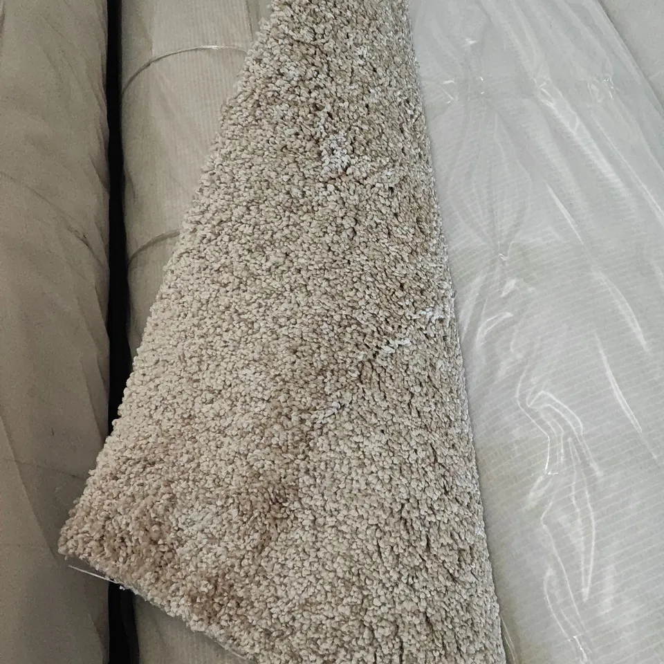QUALITY BAGGED AND ROLLED SALERNO HONEY CARPET - APPROXIMATELY LENGTH 3.3M WIDTH 4M
