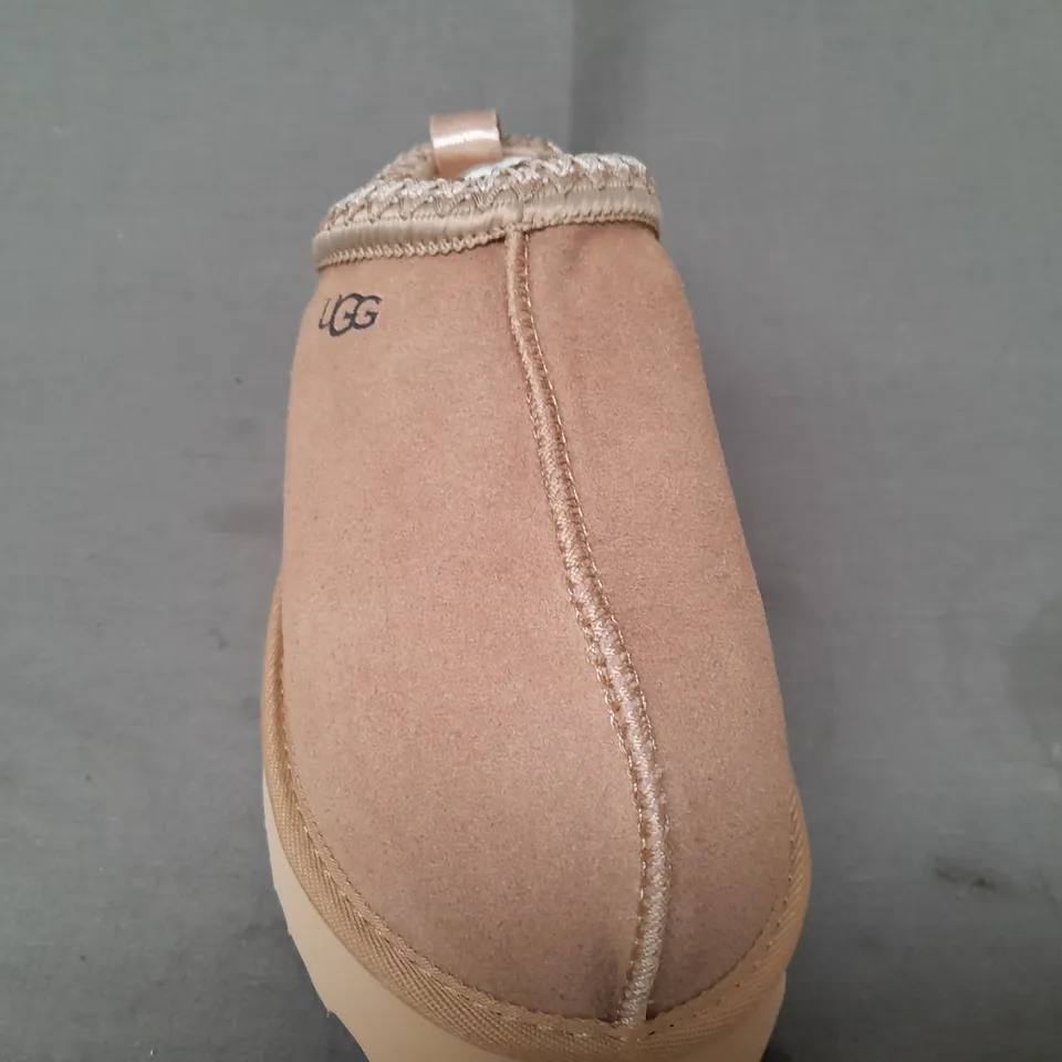 BOXED PAIR OF UGG SHOES IN BEIGE UK SIZE 6