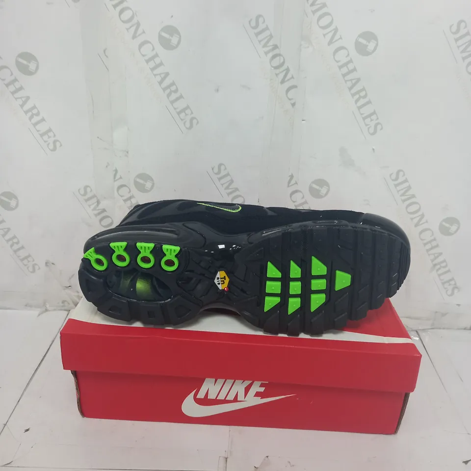 BOXED NIKE AIR MAX PLUS TRAINERS SIZE 8