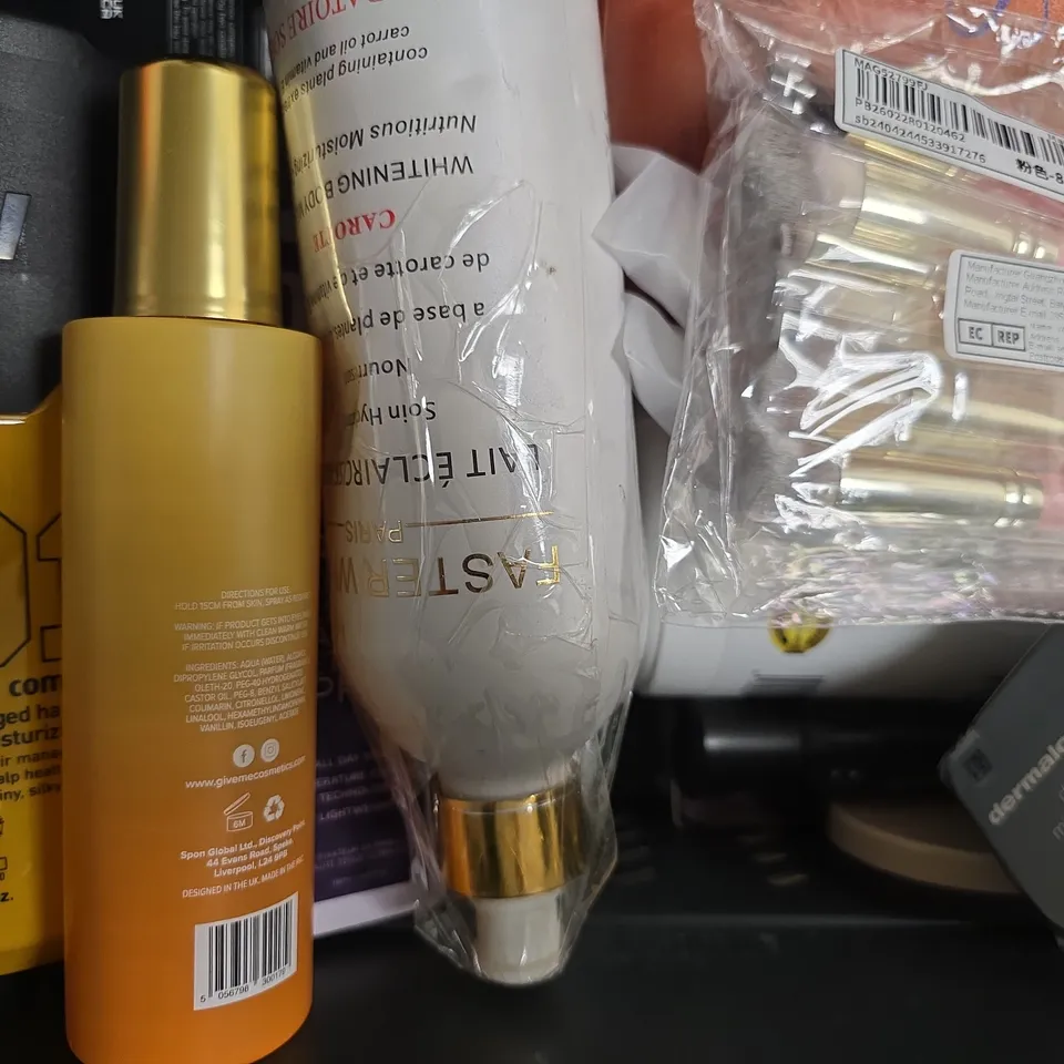 APPROXIMATELY 15 ASSORTED COSMETIC ITEMS TO INCLUDE MARTHA STEWART, CALM BALM, ETC - COLLECTION ONLY