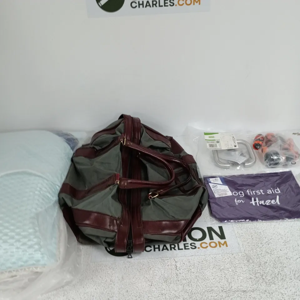 BOX OF APPROXIMATELY 10 ASSORTED ITEMS INCLUDING A PILLOW, A DUFFEL BAG AND AMIG HANDLES