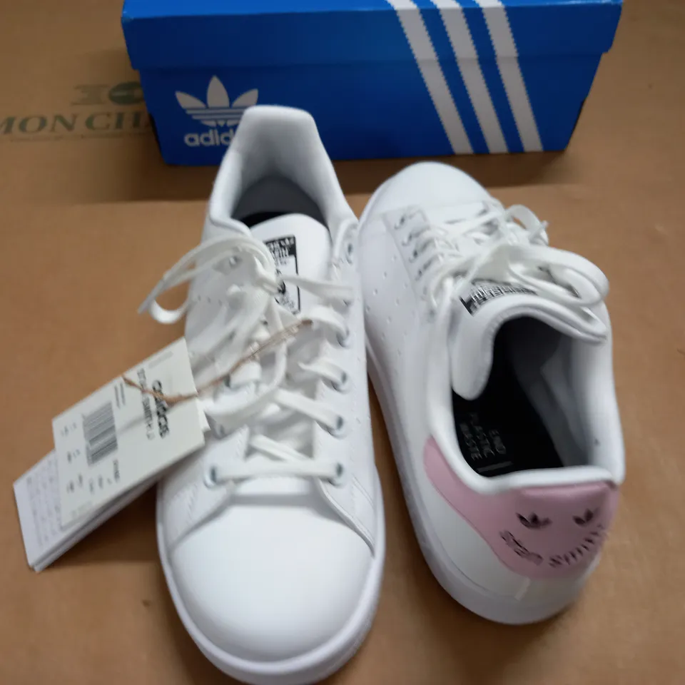 BOXED ADIDAS STAN SMITH J TRAINERS IN WHITE - UK 4