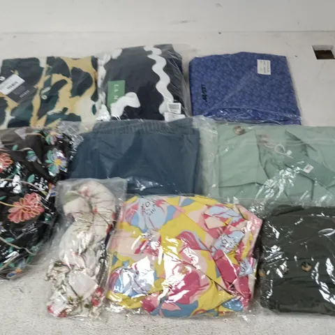 LOT OF APPROXIMATELY 30 ASSORTED CLOTHING ITEMS IN VARIOUS STYLES AND DESIGNS