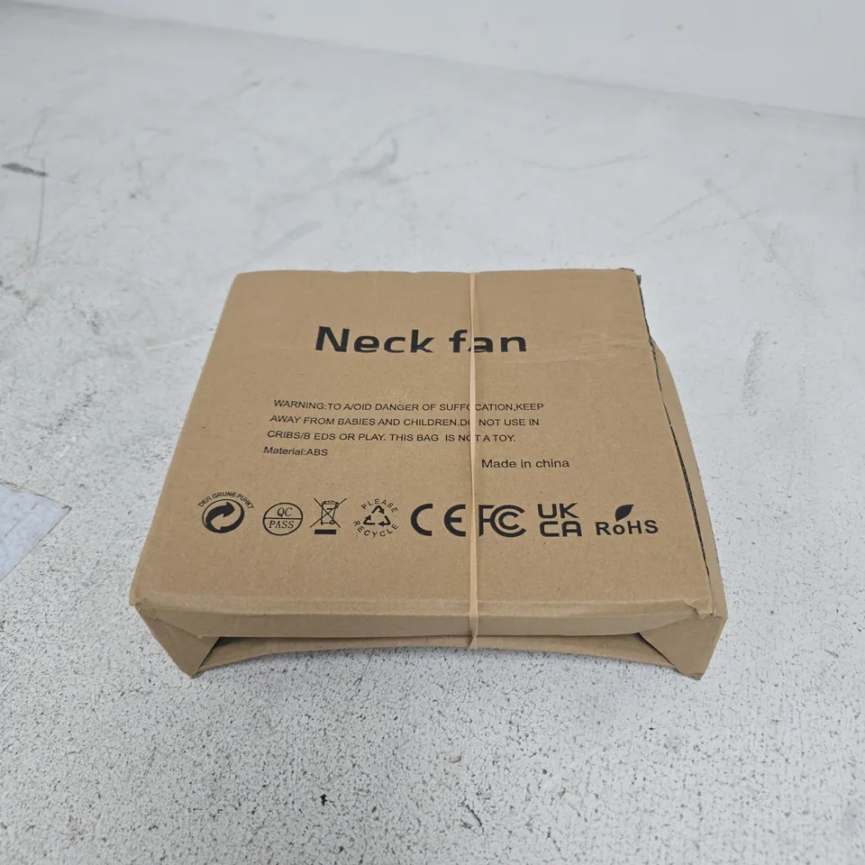 BOX OF APPROXIMATELY 10 ASSORTED HOUSEHOLD ITEMS INCLUDING NECK FAN AND NOVELTY SIGN