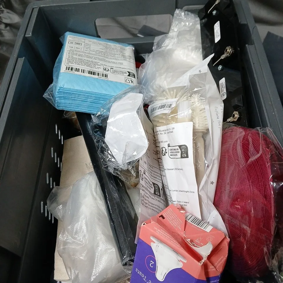 APPROXIMATELY 15 ASSORTED HOUSEHOLD ITEMS TO INCLUDE TOTTENHAM HOTSPUR "DAD" KEYRING, CHANUKAH MENORAH, PARKER PEN REFILL, DIGITAL THERMOMETER ETC