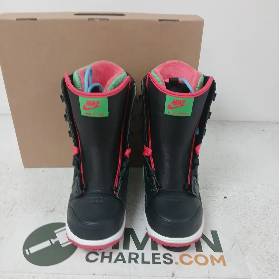 NIKE WMNS SNOWBOARD BOOTS - BLACK/GAMMA GREEN WITH PINK LINING (UK 3.5 / US 5)