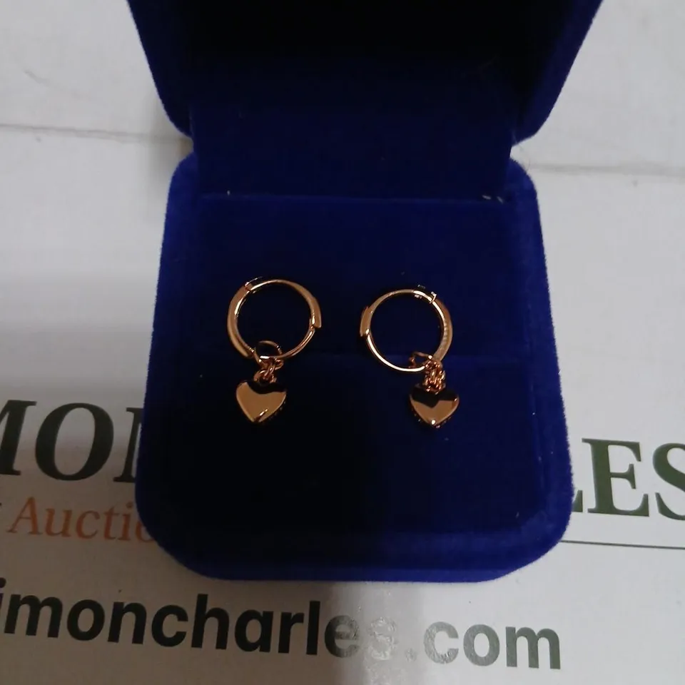 ROSE GOLD-TONE HOOP EARRINGS WITH HEART CHARMS
