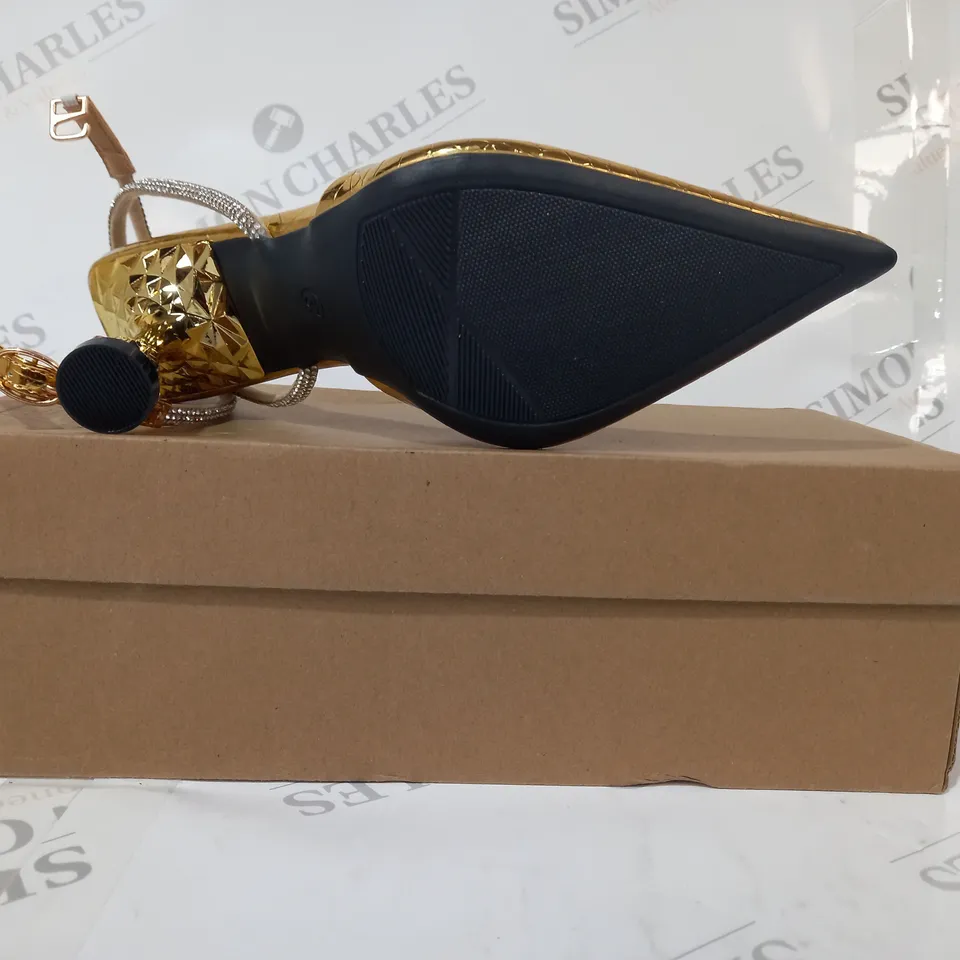 BOXED PAIR OF DESIGNER POINTED TOE HEELS IN METALLIC GOLD W. JEWEL EFFECT STRAP EU SIZE 37