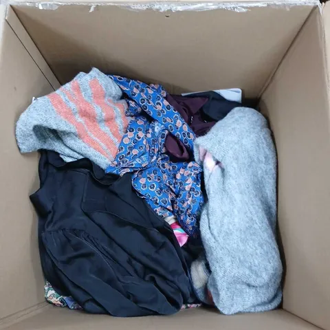 BOX CONTAINING A MIX OF APPROXIMATELY 20 ASSORTED CLOTHING ITEMS