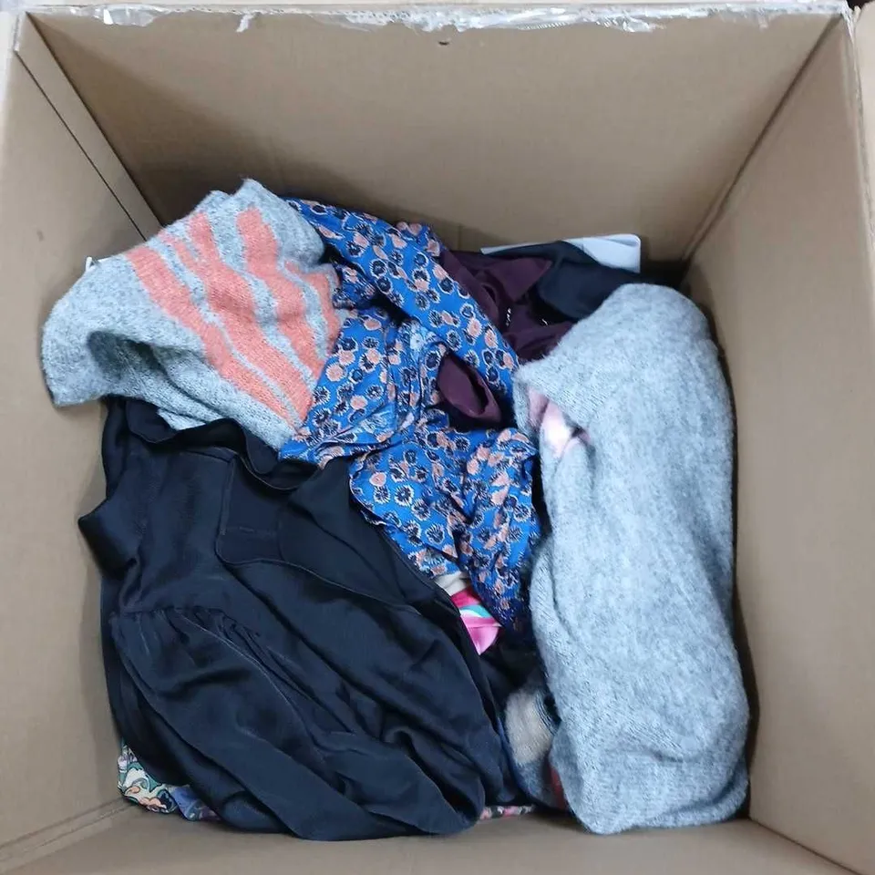 BOX CONTAINING A MIX OF APPROXIMATELY 20 ASSORTED CLOTHING ITEMS 