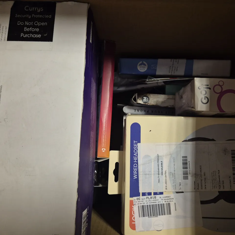 BOX OF APPROXIMATELY 15 ASSORTED ELECTRICAL ITEMS TO INCLUDE CABLE CROSSOVER, USB WALL CHARGER, ETC