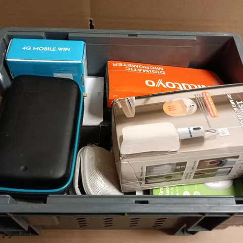 APPROX 10 ASORTED ITEMS TO INCLUDE CARBON MONOXIDE ALARM, DIGIMATIC MICROMETER AND OTOWAVE TYMPANOMETER 