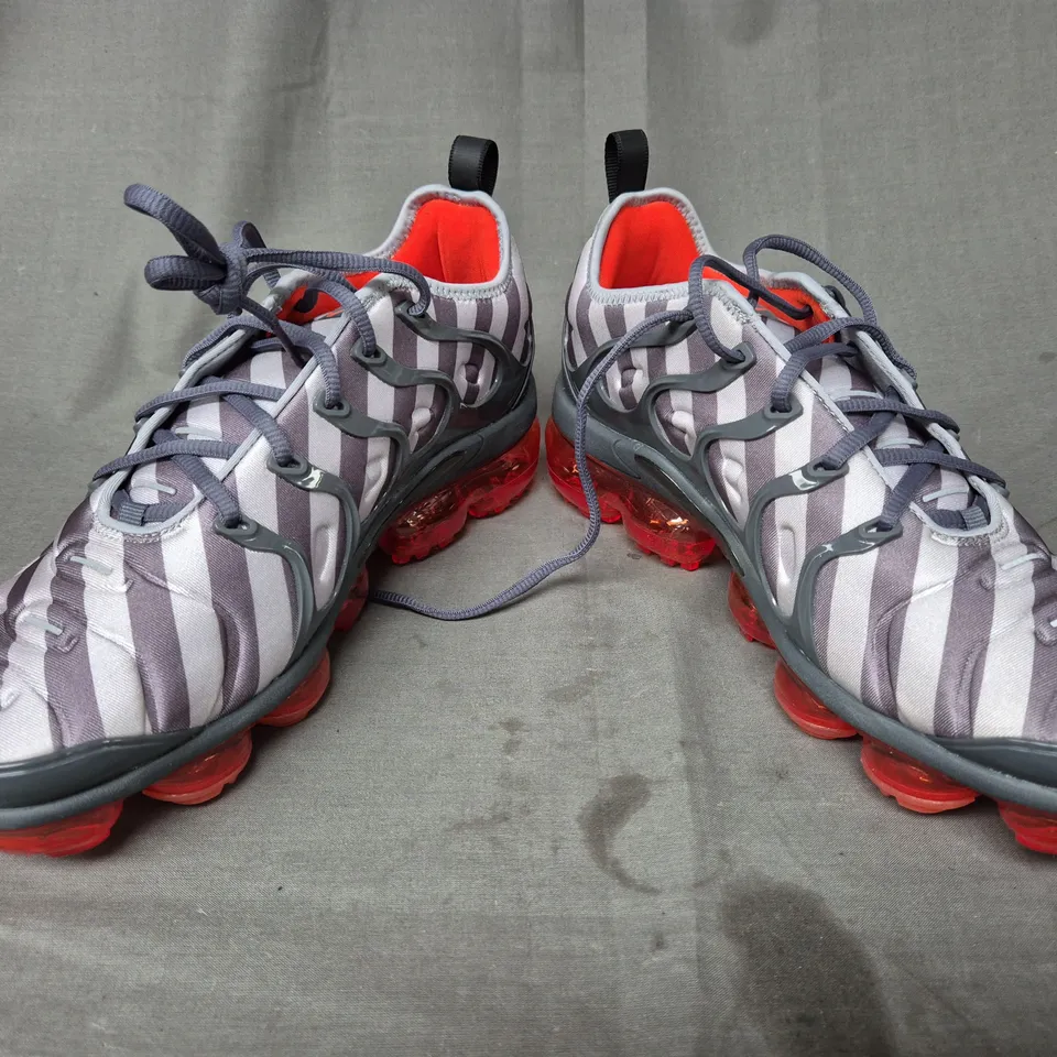 BOXED PAIR OF NIKE AIR VAPORMAX PLUS SHOES IN GREY/WHITE/ORANGE UK SIZE 9.5