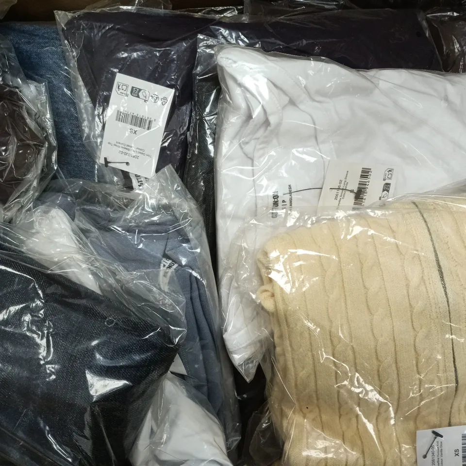 APPROXIMATELY 20 ASSORTED CLOTHING ITEMS IN VARIOUS SIZES, COLOURS & STYLES TO INCLUDE EVERFINE HOODED KNIT, EVERYDAY SMOOTH LONG SLEEVE, LOW RISE WIDE JEAN, ETC