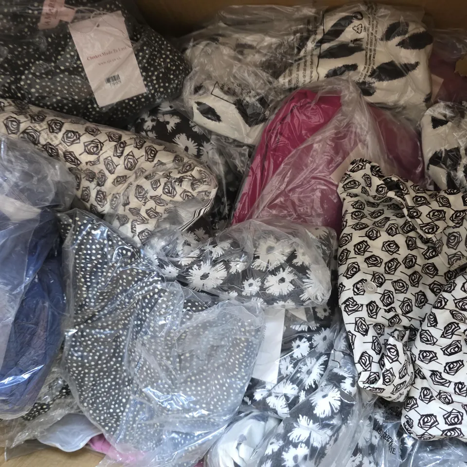 BOX OF APPROX 20 ASSORTED CLOTHING ITEMS TO INCLUDE JACKETS, SHIRTS, TOPS, ETC 