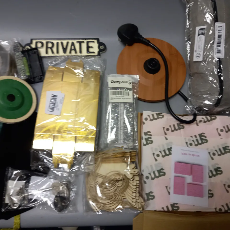 LARGE QUANTITY OF ASSORTED HOUSEHOLD BITS AND BOBS