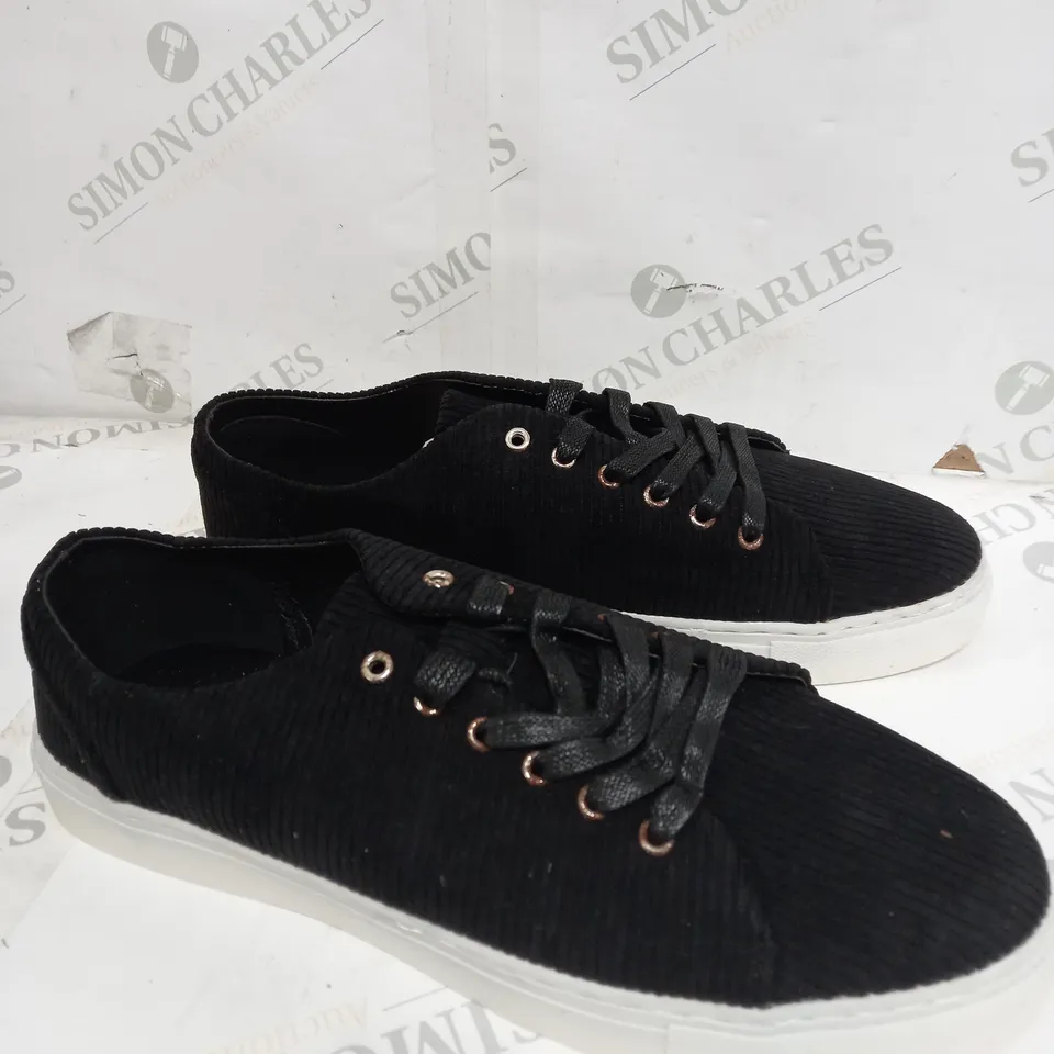 BOX OF APPROXIMATELY 5 ASSORTED SHOES TO INCLUDE SCHOOL SHOES, BLACK LOW TRAINERS, RED HEELS ETC