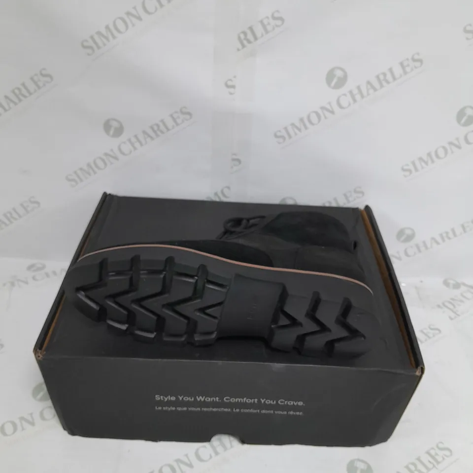 VIONIC LARSON LACE UP BOOT SIZE 6