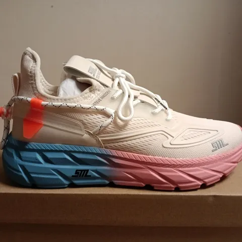 BOXED PAIR OF STEVE MADDEN PROPEL 1 SNEAKERS –UK SIZE 5