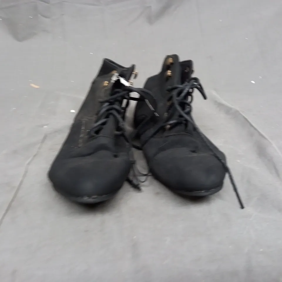 A BOX OF APPROXIMATELY 10 BOOTS. ALL BLACK - VARIOUS SIZES 