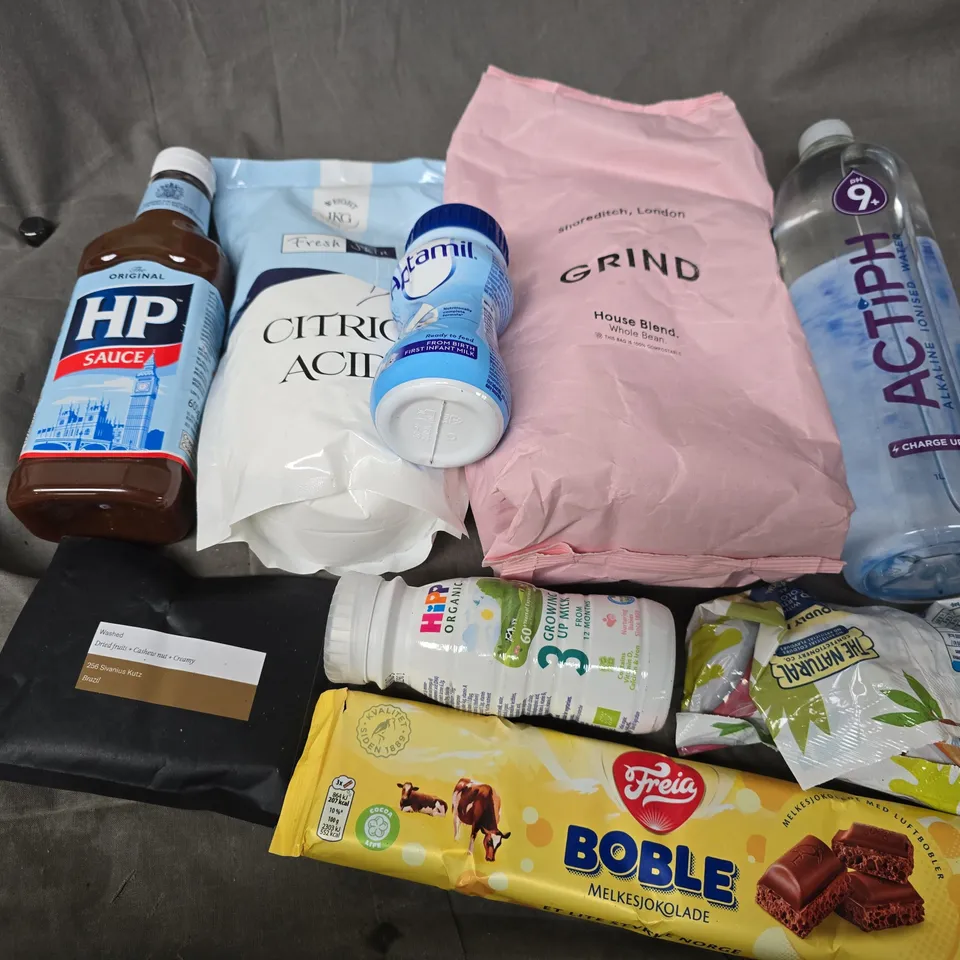 APPROXIMATELY 15 ASSORTED FOOD & DRINK ITEMS TO INCLUDE HP SAUCE, CITRIC ACID, GRIND HOUSE BLEND, ETC - COLLECTION ONLY