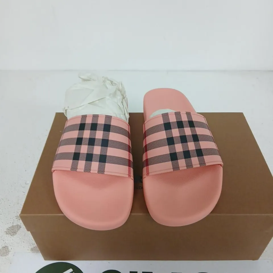BURBERRY PINK SLIDE SANDALS WITH SIGNATURE BURBERRY CHECK STRAP – WOMEN'S UK 7 (EUR 40)