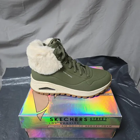 SKECHERS STREET LOS ANGELES BOOTS – OLIVE GREEN, FUR TRIM, MEMORY FOAM SIZE 5