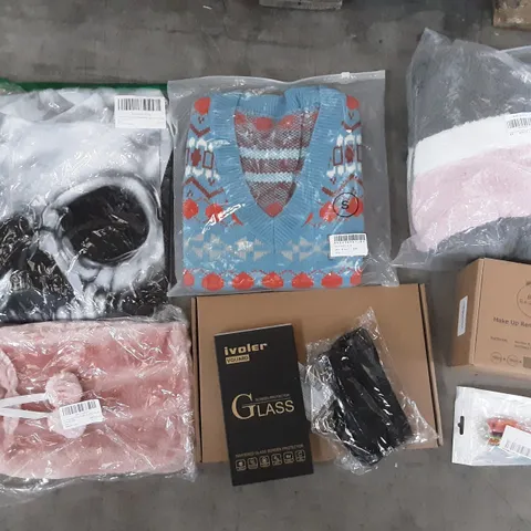 PALLET OF ASSORTED HOMEWARE ITEMS TO INCLUDE CLOTHES, MAKEUP REMOVAL SETS, HOT WATER BOTTLES ETC
