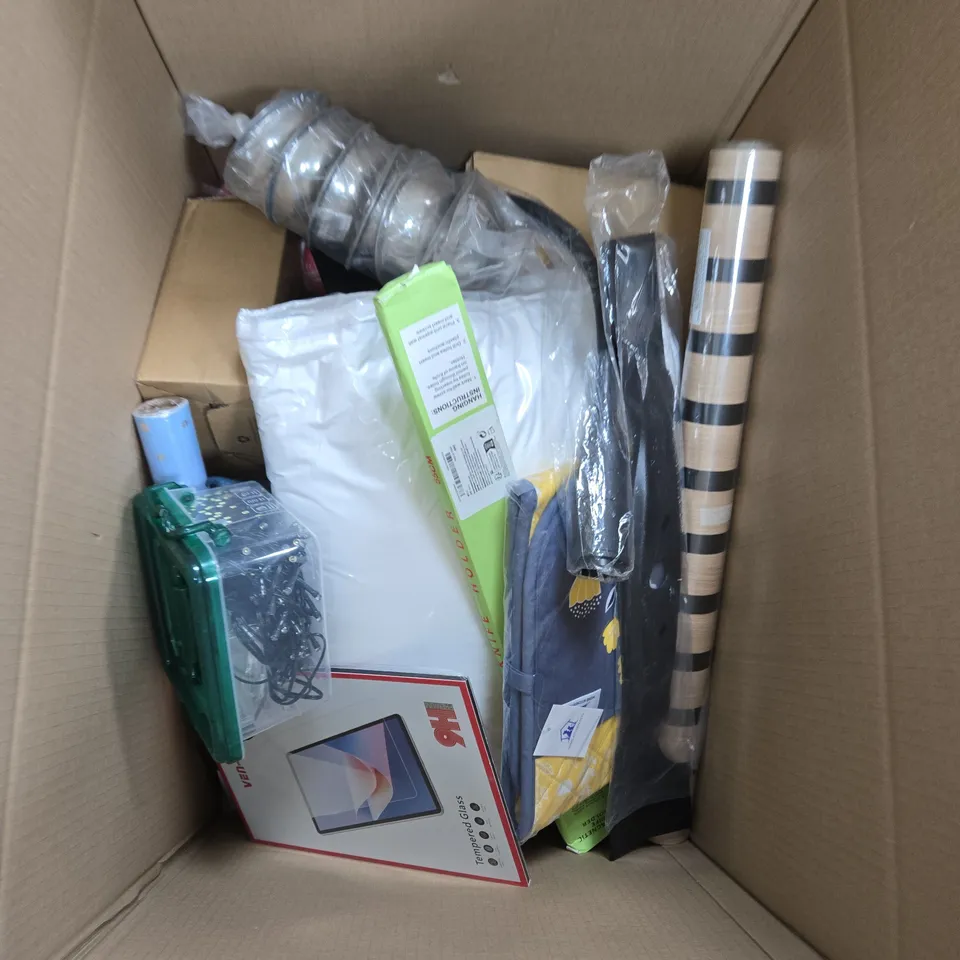 A BOX OF APROXIMATELY 15 ASSORTED ITEMS TO INCLUDE MAGNETIC KNIFE HOLDER, OVEN GLOVES AND TRAVEL MUG