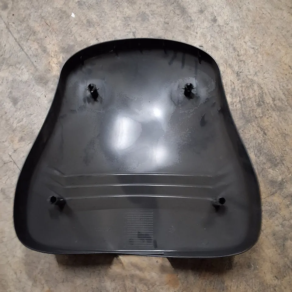 PALLET CONTAINING A LARGE QUANTITY OF BACK PLASTICS