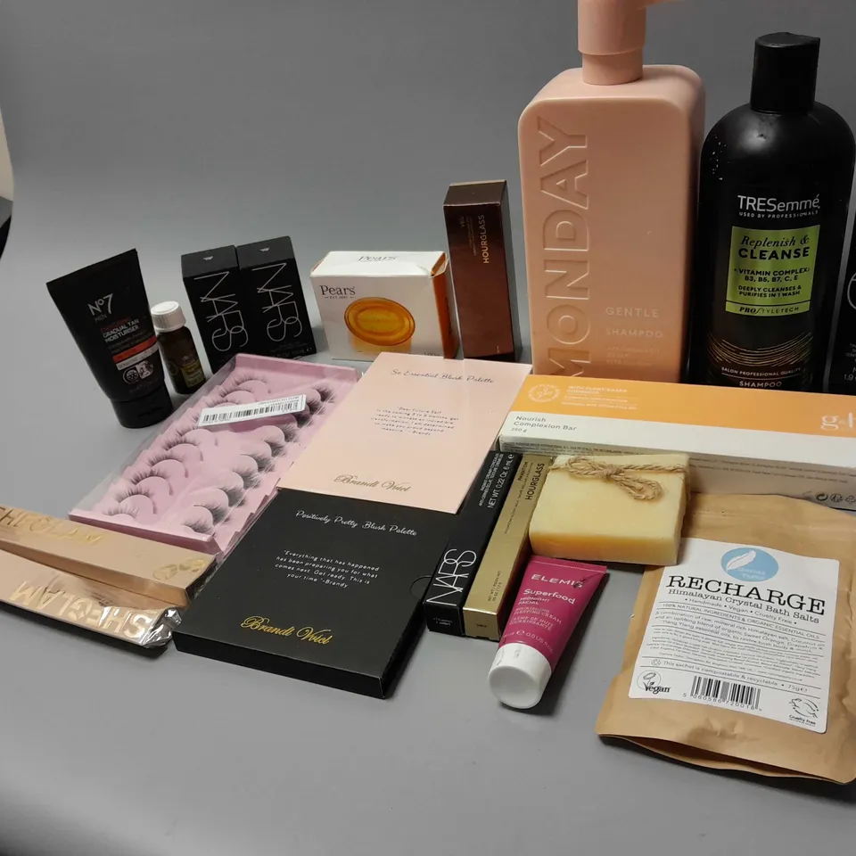 LOT OF BEAUTY ITEMS TO INCLUDE FALSE LASHES, ETC