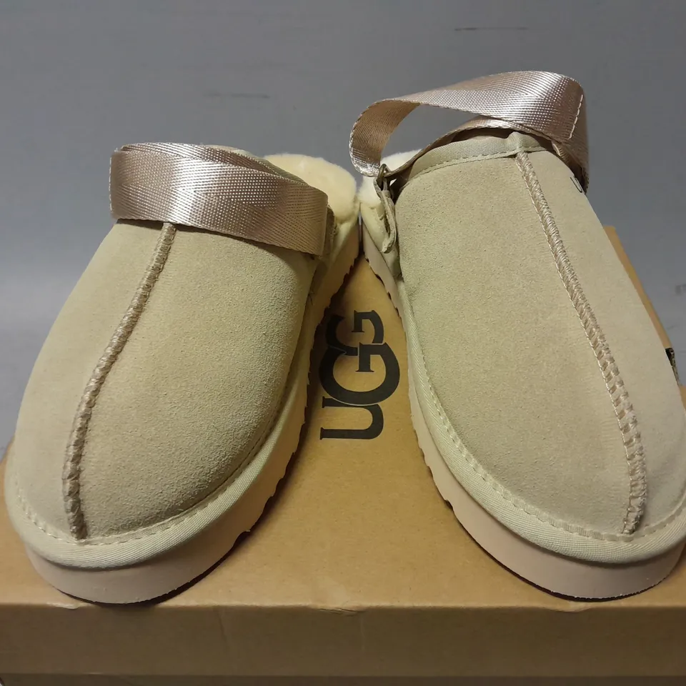 BOXED PAIR OF UGGS WOMENS SLIPPERS WITH STRAP IN NUSTARD SEED - UK 5