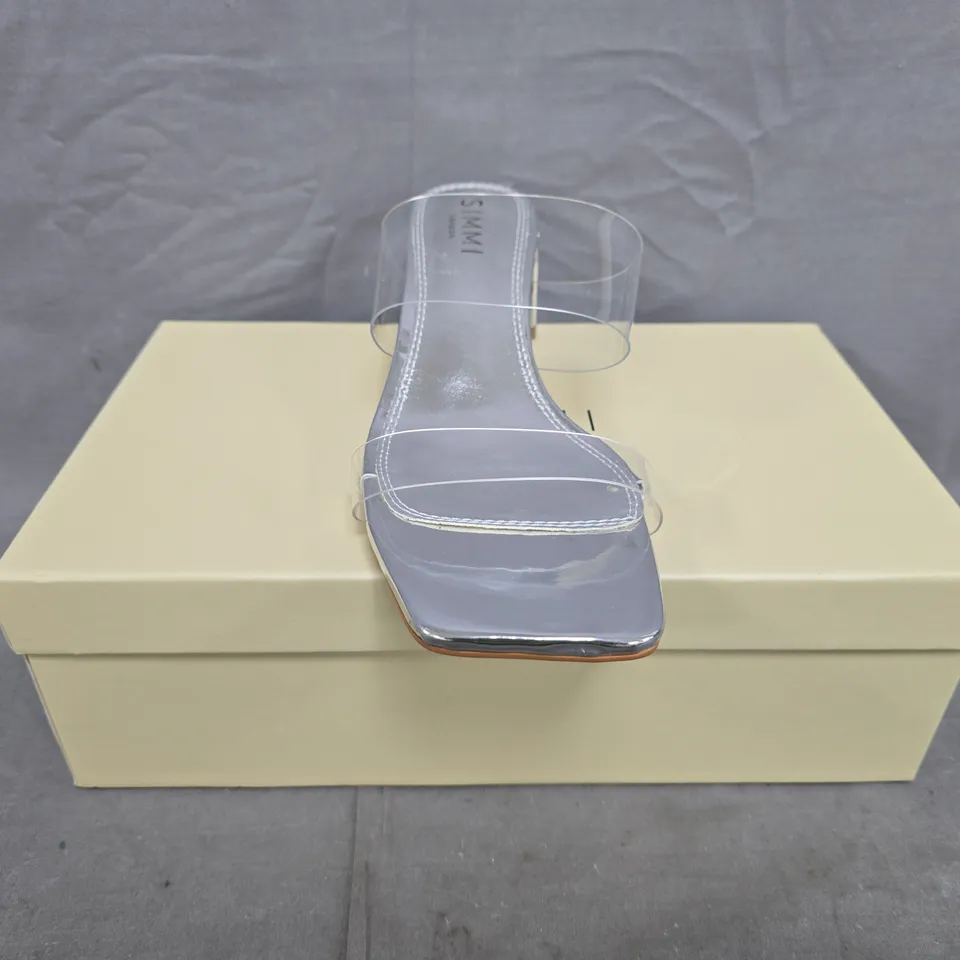 BOXED PAIR OF SIMMI LONDON EADIE LOW BLOCK HEEL OPEN TOE SANDALS IN SILVER SIZE UK 5