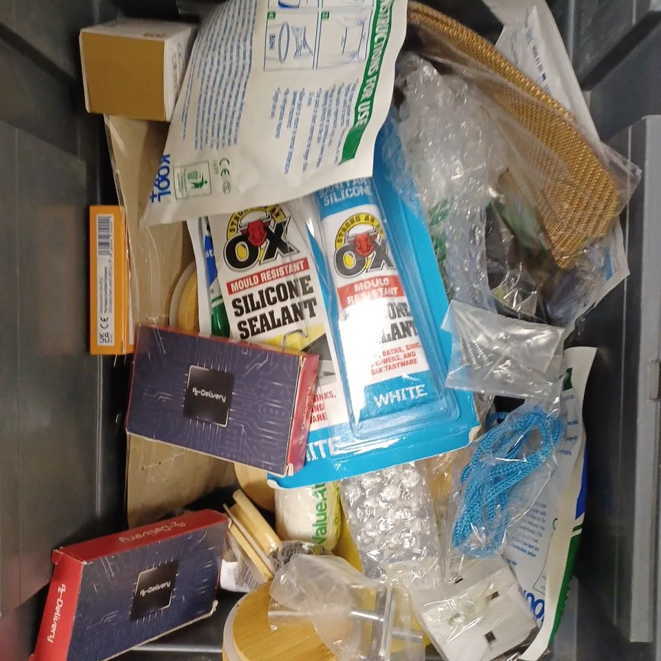 BOX OF APPROXIMATELY 20 ASSORTED HOUSEHOLD ITEMS TO INCLUDE HAMMER MULTI-TOOL, PILL BOX, UNIVERSAL BATTERY TESTER ETC 