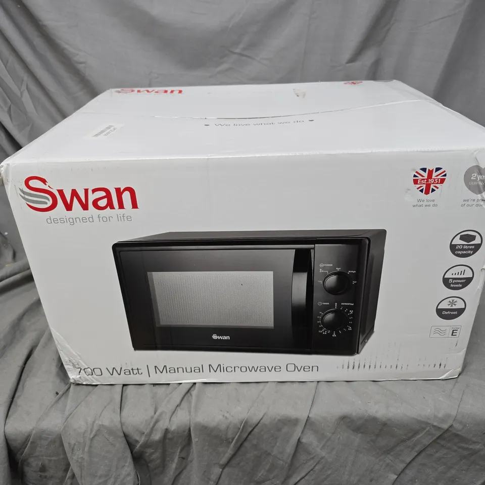 SWAN 700W MICROWAVE OVEN – BLACK (BOXED)