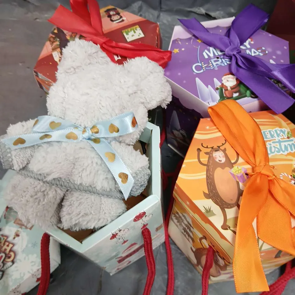 LOT OF APPROXIMATELY 18 ASSORTED CHRISTMAS THEMED GIFT ITEMS