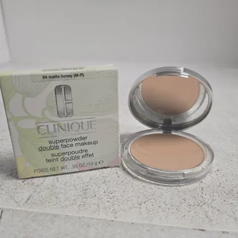 CLINIQUE SUPERPOWDER DOUBLE FACE MAKEUP – SHADE 04 MATTE HONEY (M-P)