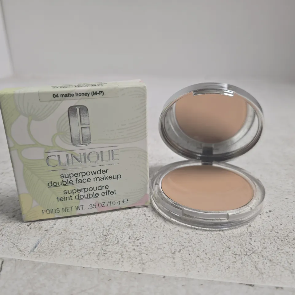 CLINIQUE SUPERPOWDER DOUBLE FACE MAKEUP – SHADE 04 MATTE HONEY (M-P)