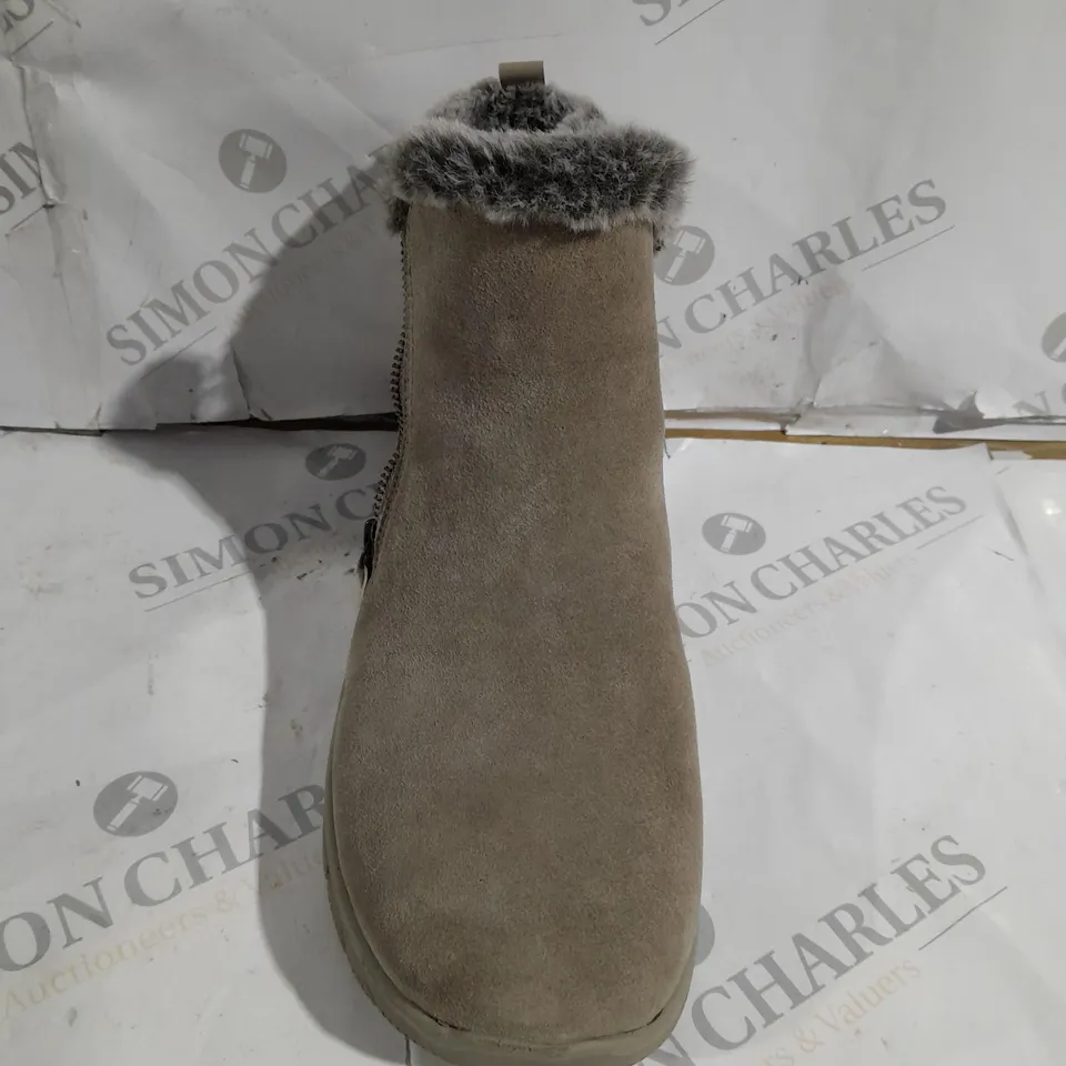 PAIR OF SKETCHERS FAUX FUR LINED SIDE ZIPPED SUEDE ANKLE BOOTS IN STONE COLOUR - SIZE 8