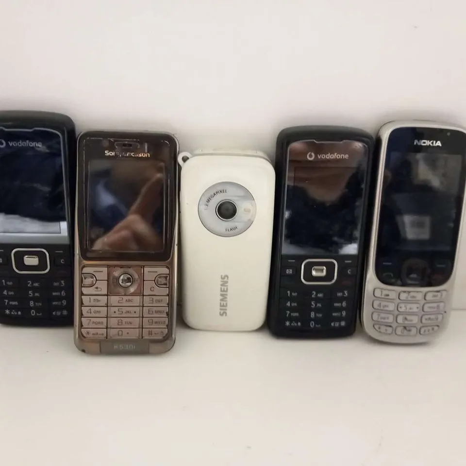 FIVE ASSORTED RETRO MOBILE PHONES