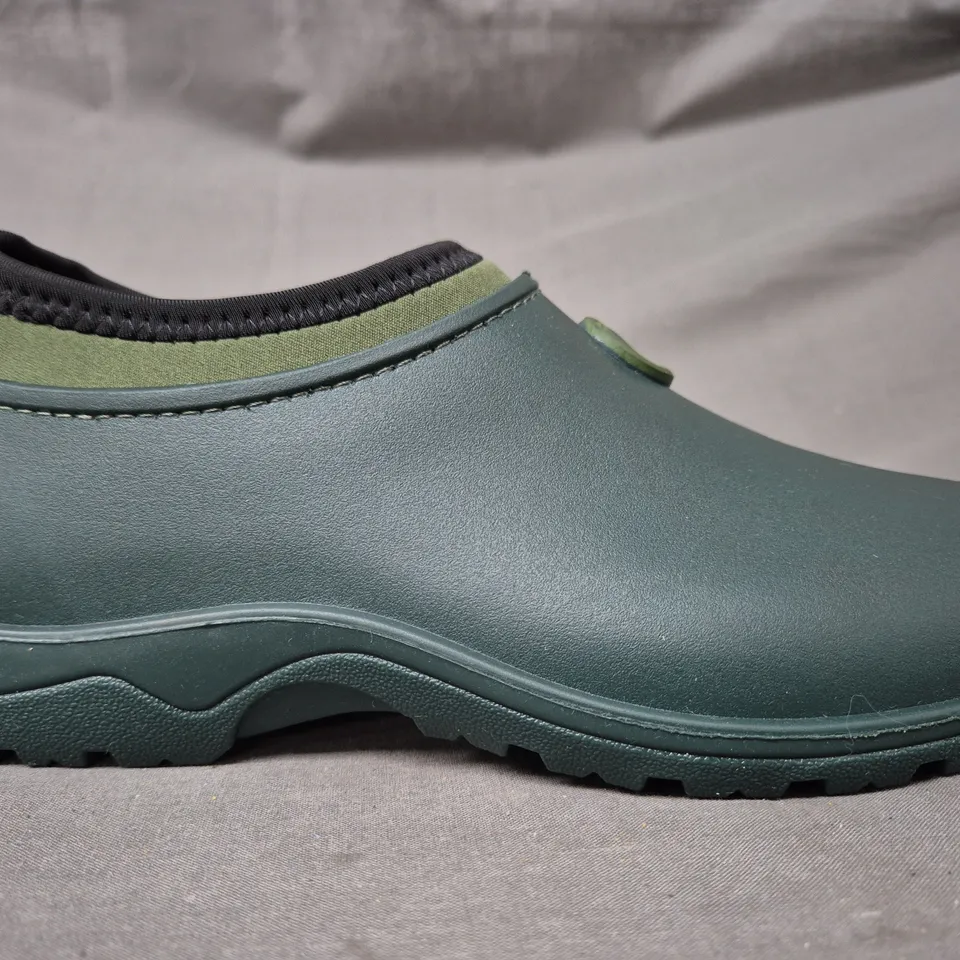 BOXED PAIR OF COTSWOLD PERRYMEAD SHOES IN GREEN UK SIZE 5