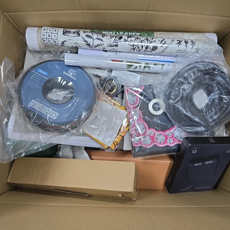 APPROXIMATELY 20 ASSORTED HOUSEHOLD PRODUCTS TO INCLUDE WALLPAPER, COFFEE SCALE, GEEETECH PRINTER FILAMENT, ETC - COLLECTION ONLY