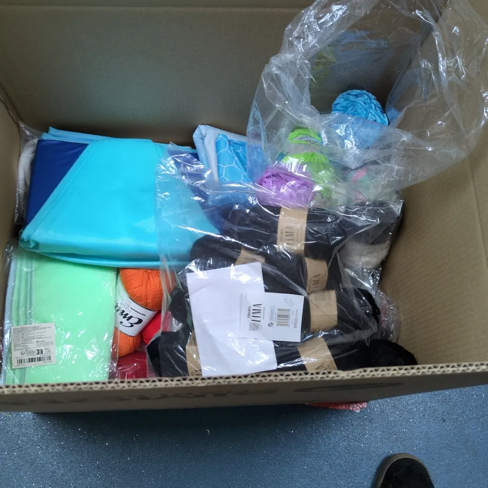 LOT OF APPROXIMATRELY 20 ASSORTED HOME FABRIC ITEMS TO INCLUDE BACKPACK, BEDDING AND YARN