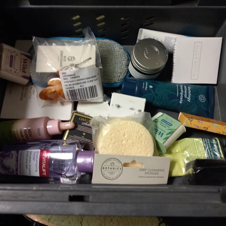 LOT OF APPROXIMATELY 25 ASSORTED HEALTH AND BEAUTY ITEMS TO INCLUDE CETAPHIL CLEANSER, DIVILUX HAIR GROWTH OIL AND BULGARIAN ROSE WATER PATCHES