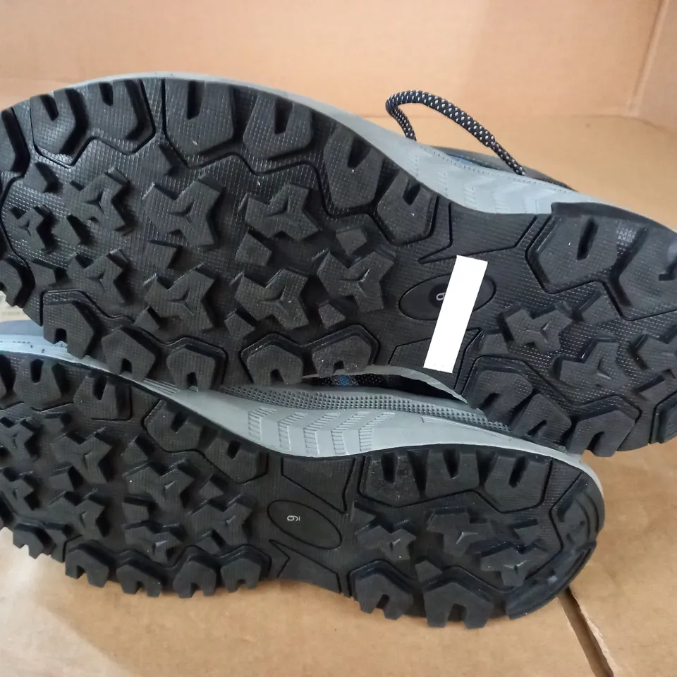 M&S EXPLORE STANDARD FIT TRAINERS - UK 9