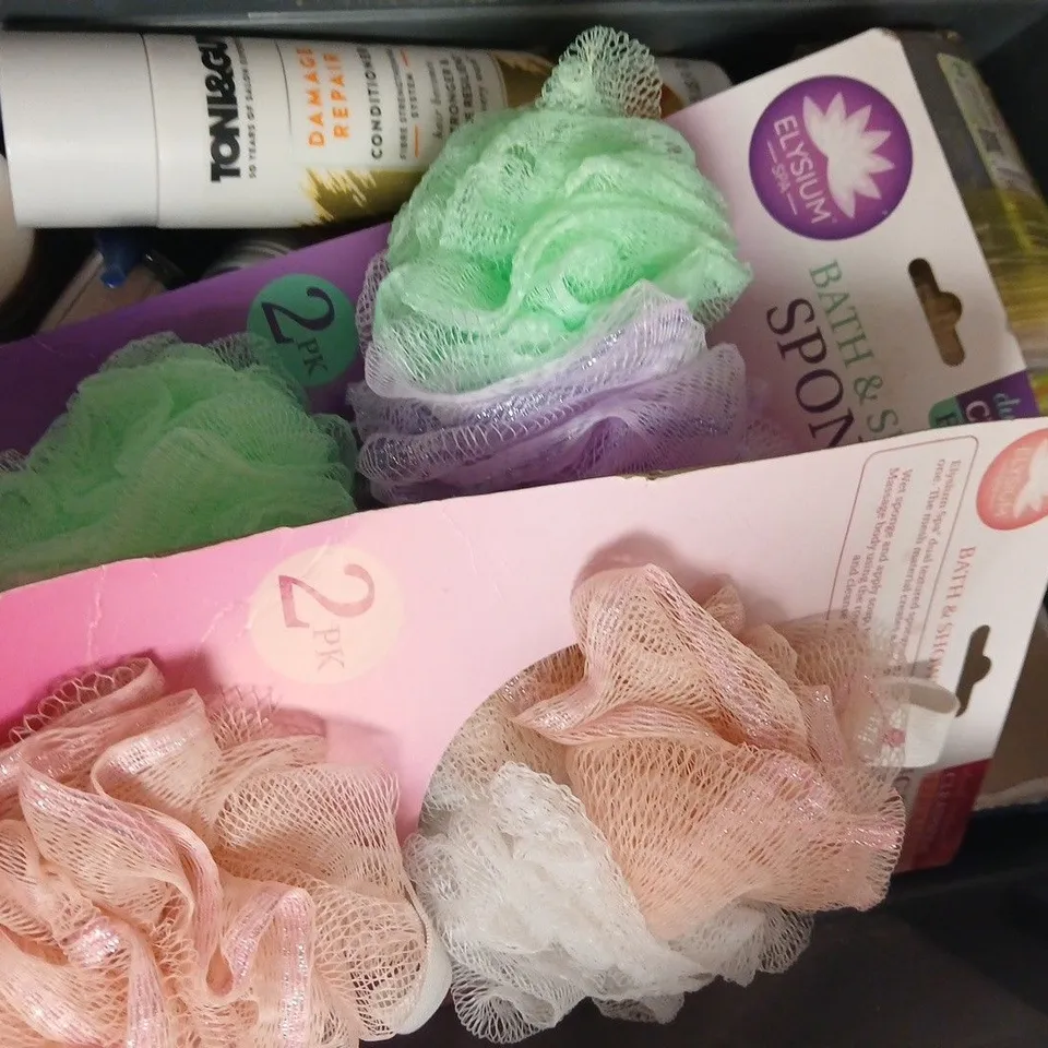 APPROXIMATELY 12 ASSORTED COSMETIC ITEMS INCLUDING VARIOUS MAKES AND BRANDS - COLLECTION ONLY